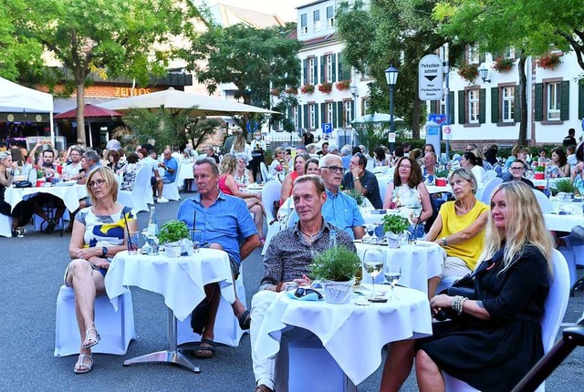 Der Rossplatz verwandelte sich fr die...ht am Samstag zum Open-Air-Restaurant.  | Foto: Wolfgang Knstle