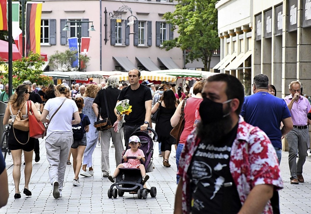 Voll ist die Lrracher Innenstadt sams...Tag, war in Lrrach business as usual.  | Foto: Barbara Ruda
