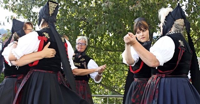 Der Heimatverein Husern bereichert lo...Veranstaltungen mit seiner Tanzgruppe.  | Foto: Cornelia Liebwein