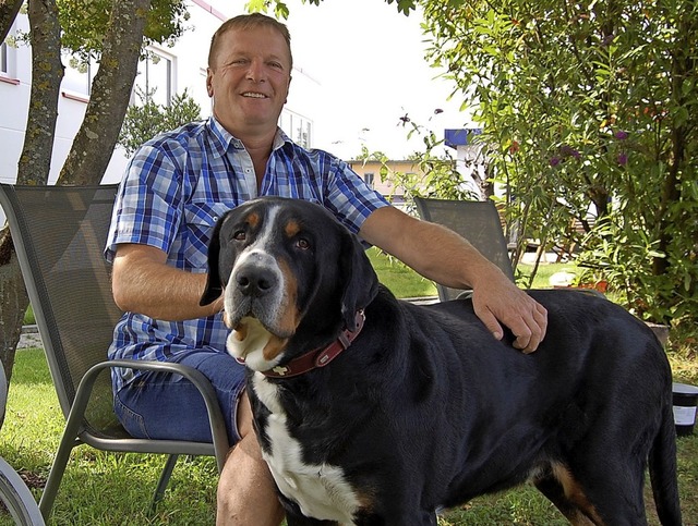 Gunther Mau mit Hund Atze im heimischen Garten   | Foto: Hagen Spth