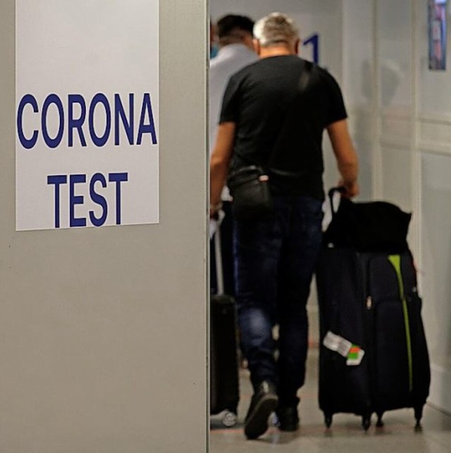 Ankommende Fluggste werden auf Corona getestet (Symbolbild).  | Foto: Henning Kaiser (dpa)