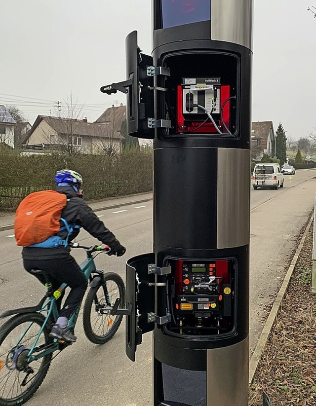 Blick in eine geffnete Blitzersule i...hsel in die neuen Sulen eingesteckt.   | Foto: Helmut Seller