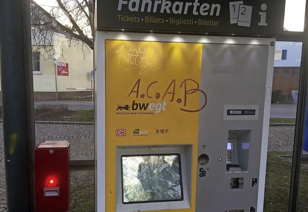 Vandalismus, wie hier am Bötzinger Bah...issen der Polizei und der Gemeinde zu.  | Foto: Mario Schöneberg