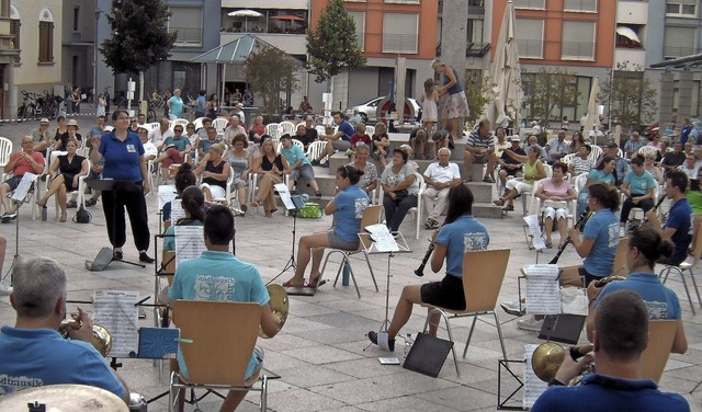 Unter Dirigentin Birgit Trinkl (stehen...abwechslungsreiches Promenadenkonzert.  | Foto: Ernst Brugger