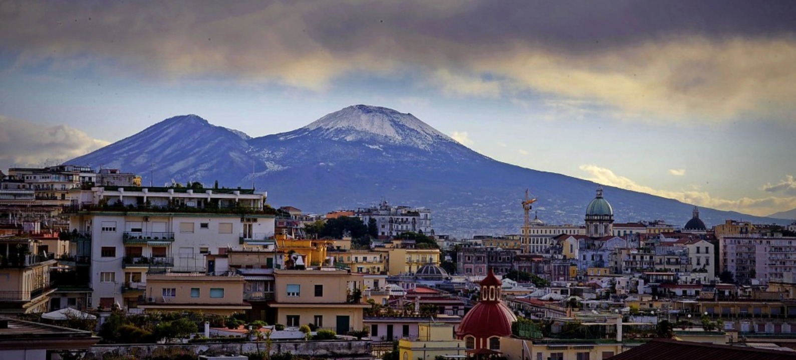 Ein Panoramablick auf Neapel mit dem Vesuv im Hintergrund  | Foto: Ciro Fusco