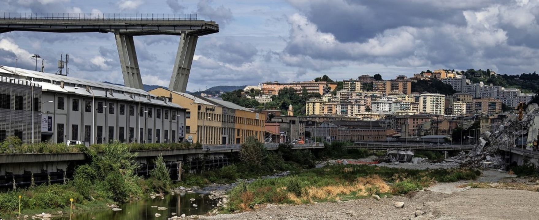 Die Morandi-Brcke, aufgenommen gut zw...n nach dem Einsturz am 14. August 2018  | Foto: MARCO BERTORELLO