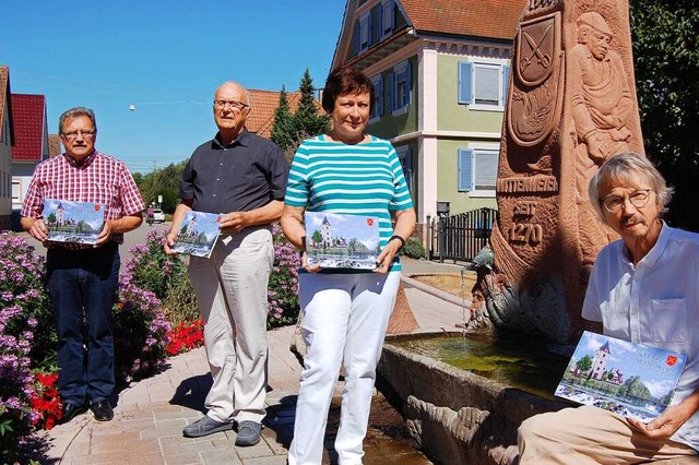 Die Arbeitsgruppe vor dem Brunnen, der...rau, Ruth Albrecht und Helmut Frenzer  | Foto: Hagen Spth