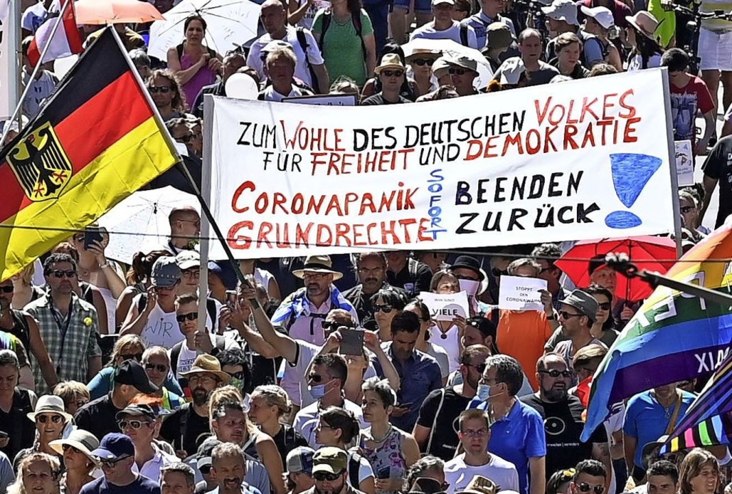 Nur wenige  Demonstranten am Samstag in Berlin trugen einen Mund-Nasen-Schutz.  | Foto: JOHN MACDOUGALL (AFP)