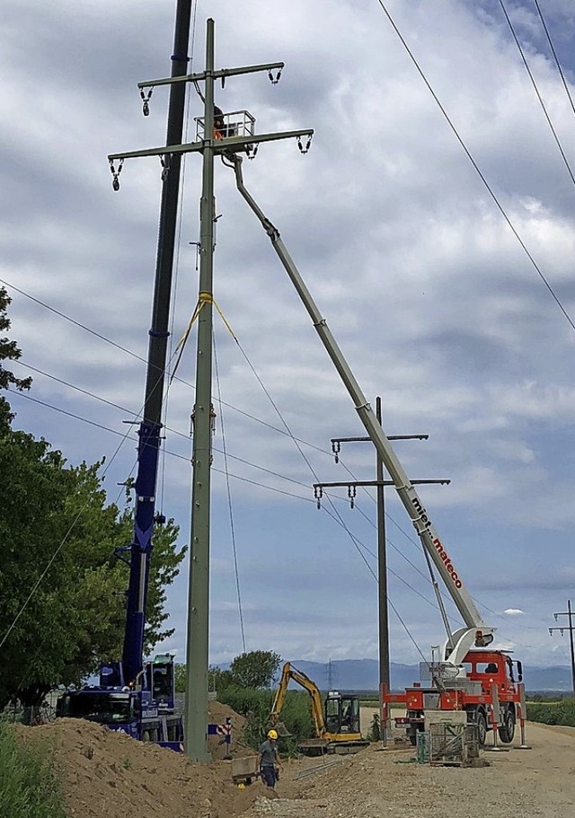ED Netze ersetzt in Staufen einen Strommast durch einen neuen Stahlvollwandmast.  | Foto: Energiedienst