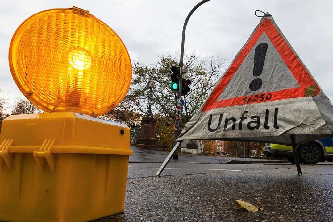 Die B31 bei Hfingen war mehrere Stunden lang gesperrt (Symbolbild).  | Foto: Patrick Seeger (dpa)