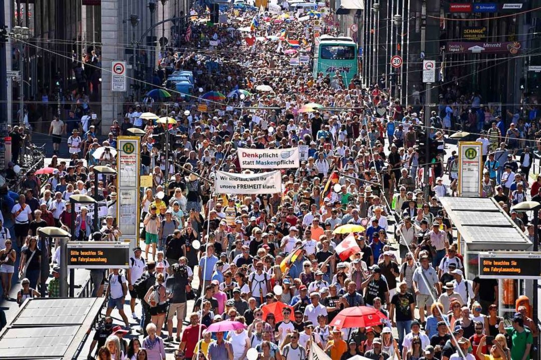 Tausende protestieren ohne Abstand gegen Corona-Regeln  | Foto: JOHN MACDOUGALL (AFP)