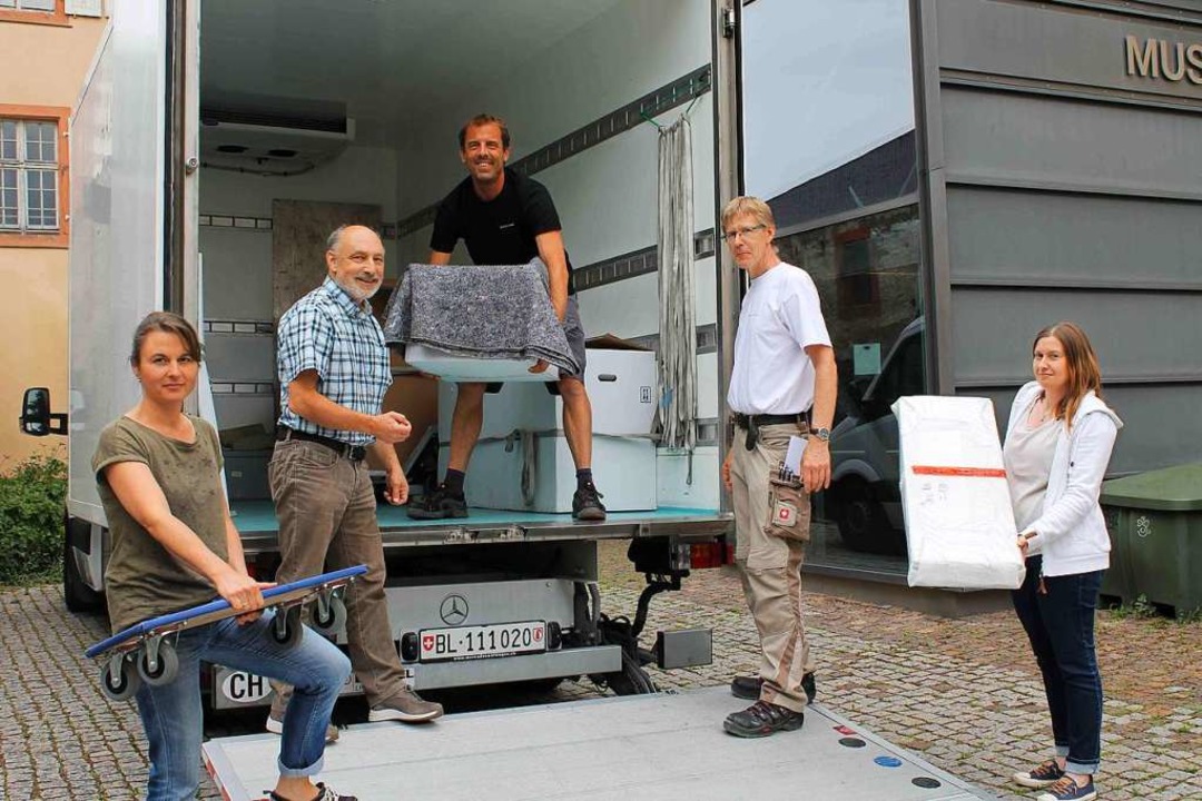 Die Objekte aus der Lörracher Museumss...ür den Transport nach Basel abgeholt.   | Foto: Dreiländermuseum