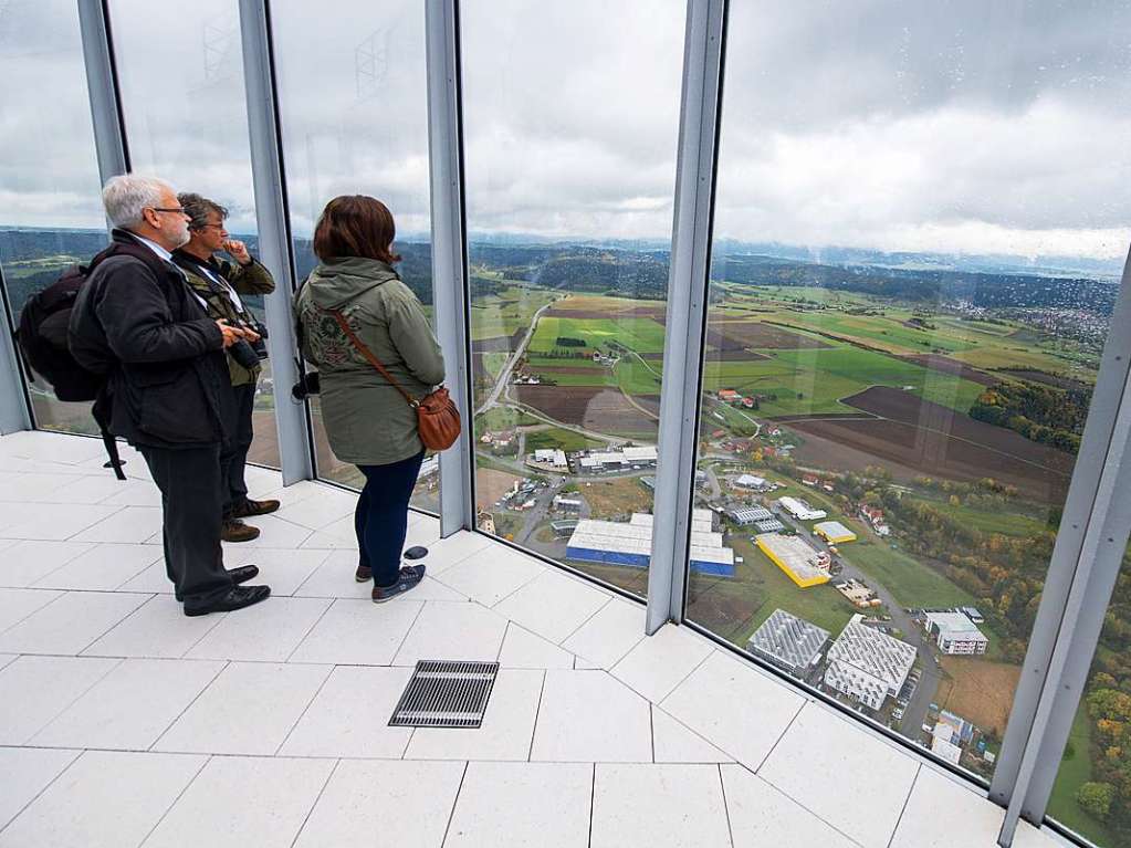 Seit der Erffnung des Turms 2017 haben viele Menschen oben auf der Plattform die herrliche Aussicht auf Schwbische Alb, Schwarzwald und die Alpen genossen.