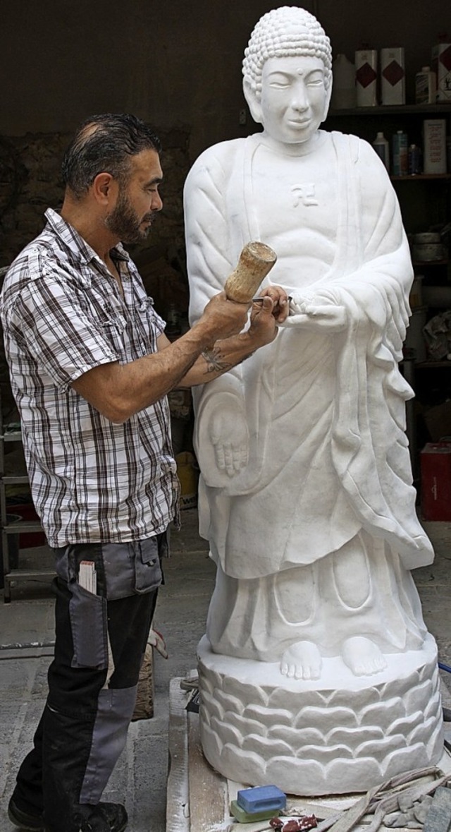 Der Bildhauer Christopher Lampart an der von ihm geschaffenen Buddha-Skulptur.   | Foto: Christiane Franz
