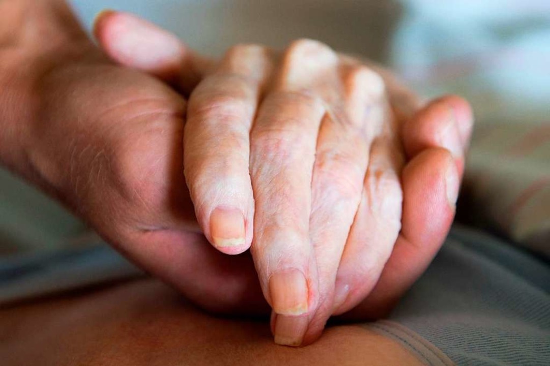 Die Hand der Sterbenden können Hospizb...während der Corona-Krise nicht halten.  | Foto: Sebastian Kahnert