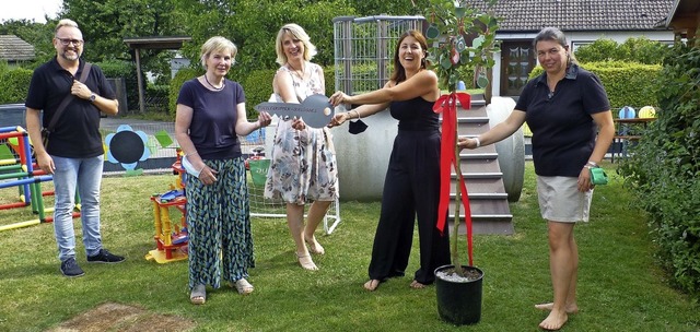 Der Schlssel wandert von Puzzlegruppe..., Mitte Ina Felk, rechts Steffi Alba.   | Foto: Vera Winter