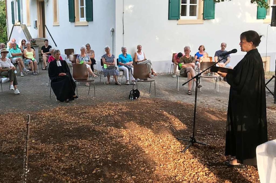 Pfarrerin Séverine Bacigalupo verglich...h mit Abrahams Aufbruch auf neue Wege.  | Foto: Jutta Schütz