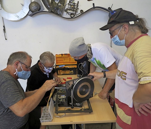 Reparieren zu Corona-Zeiten mit Mundsc...ligen Helfer im Repair-Caf Mllheim.   | Foto: Beatrice Ehrlich