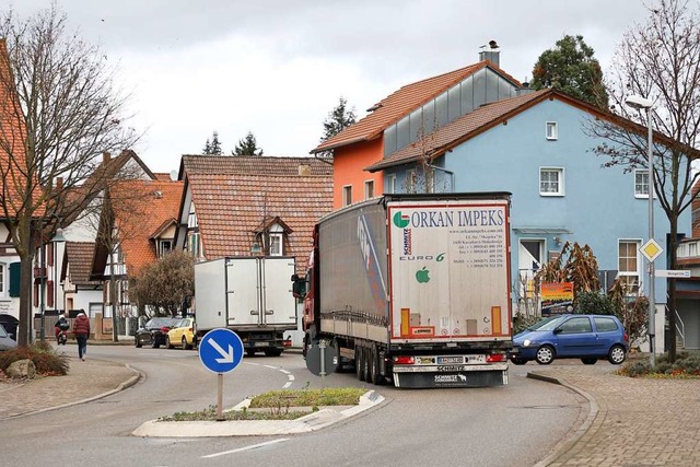 Noch mehr Lkw auf der B3 in Friesenhei...h der Brgermeister nicht vorstellen.   | Foto: Christoph Breithaupt