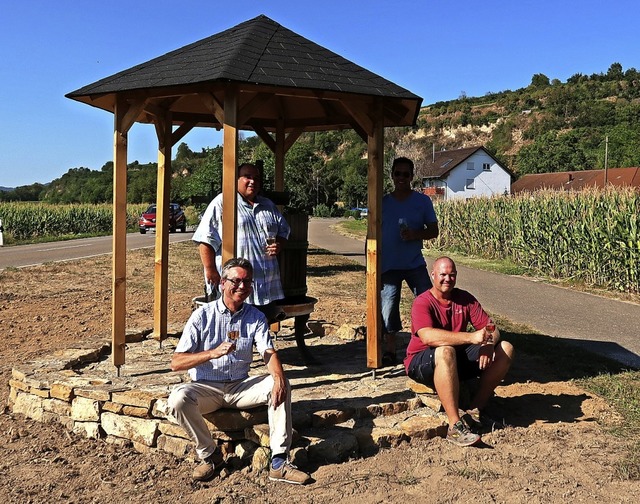 Auf den  &#8222;Trotteplatz&#8220; am ...e und Gemeindearbeiter Uwe Heinze an.   | Foto: Christine Weirich