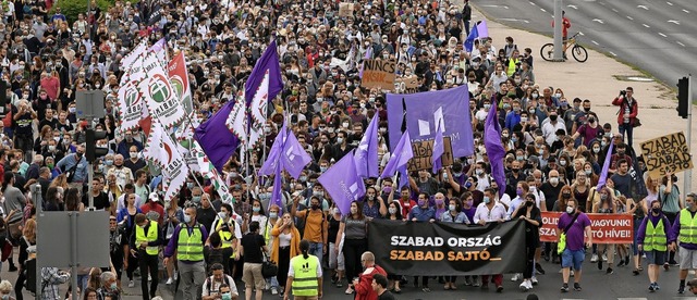 Am 24. Juli demonstrierten viele Mensc...ssung von Chefredakteur Szabolcs Dull.  | Foto: Zsolt Szigetvary (dpa)