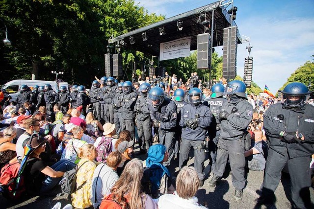Die Polizei beendete die Berliner Coro...und standen Teilnehmer dicht an dicht.  | Foto: Christoph Soeder (dpa)