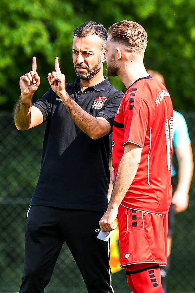 Trainer mit hoher Glaubwrdigkeit und ... (links, mit Angreifer Patrik Kierzek)  | Foto: Gerd Gruendl