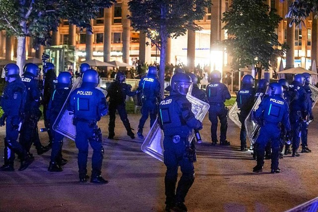 Polizeieinsatz gegen Randalierer in Stuttgart (Archivbild vom 21. Juni)  | Foto: Simon Adomat (dpa)