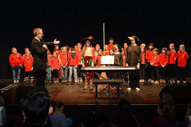 Karl Gehweiler fhrt  Kinder spielerisch an anspruchsvollen Gesang heran.  | Foto: Hans-Dirk Walter