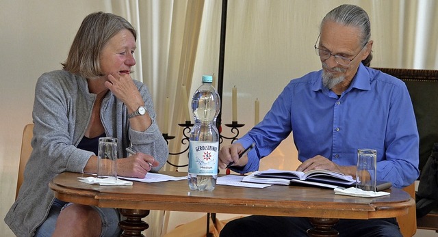 Elisabeth Kaiser und Bernd Coenen-Lehm...Aktion im Menzenschwander Hinterdorf.   | Foto: Christiane Sahli