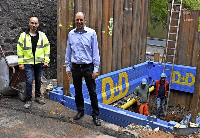 Am Hnerberg wird zurzeit der Abwasser...rt Schfer  erluterten die Arbeiten.   | Foto: Thomas Loisl Mink