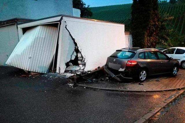 Autofahrer in Pfaffenweiler rast in Garagen und geparkte Autos