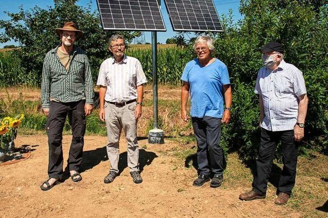 Solarbetriebene Pumpe soll Brunnengraben bei Mengen wiederbeleben