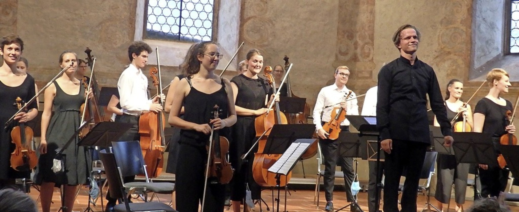 Lauten Beifall gab es für die Musiker und den Dirigenten Valentin Egel.  | Foto: Bianca Flier