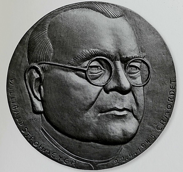 Franz Gutmann Medaille von Dekan Strohmeyer und der Titel des Bandes  | Foto: Hans-Peter Mller