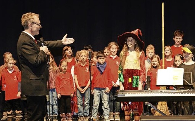 Karl Gehweiler fhrt  Kinder spielerisch an anspruchsvollen Gesang heran.  | Foto: Hans-Dirk Walter