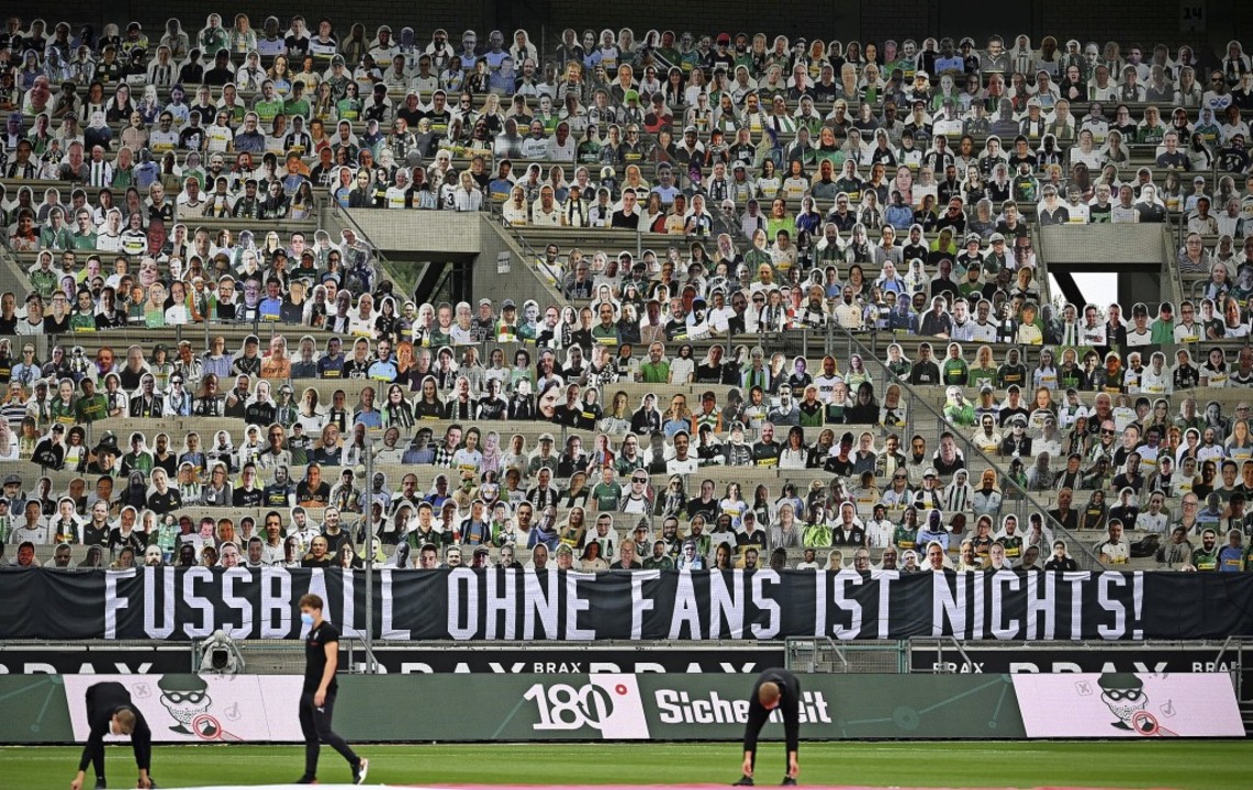 Pappbanner statt Fans: So war die Kuli...gladbach gegen Wolfsburg  am 16. Juni.  | Foto: Federico Gambarini (dpa)