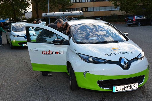 Zwei Car-Sharing-Autos bei einer Vorf...auf dem Parkplatz des St. Josefshauses  | Foto: Heinz u. Monika Vollmar