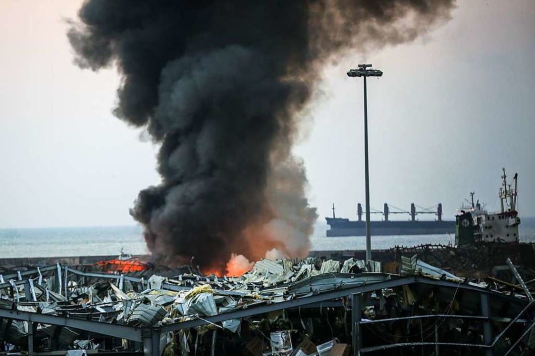 Zwei gewaltige Explosionen im Hafen vo...nd viele Menschen in den Tod gerissen.  | Foto: Marwan Naamani (dpa)