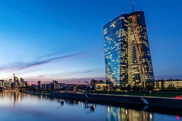 Blick auf die Verwaltung  der Europischen Zentralbank am Main  | Foto: Boris Roessler