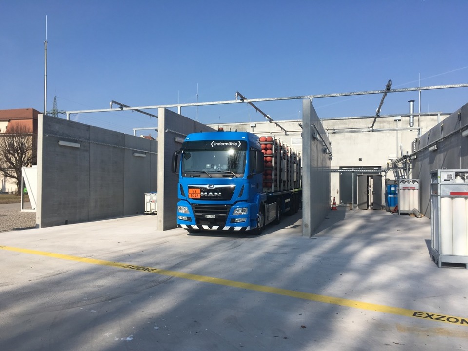 Ein Lastwagen wird betankt.  | Foto: Energiedienst