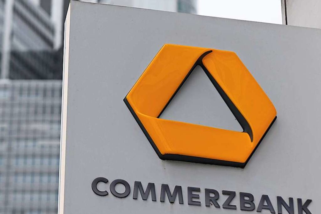 Das Schild einer Commerzbank-Filiale i...r Zentrale der Commerzbank angebracht.  | Foto: Arne Dedert (dpa)