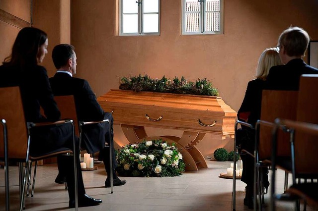 Mit Abstand trauern: Beerdigungen sind in der Corona-Krise eine Herausforderung.  | Foto: BDB