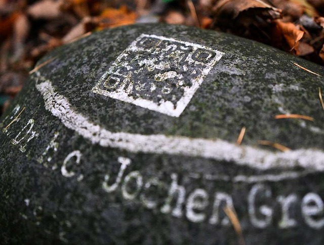 Immer fter werden  QR-Codes auf Grabsteinen eingearbeitet.  | Foto: Henning Kaiser