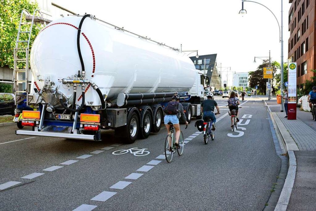 Auf der Heinrich-von-Stephan-Strae ko...ein Bus hlt, wird es unbersichtlich.  | Foto: Thomas Kunz