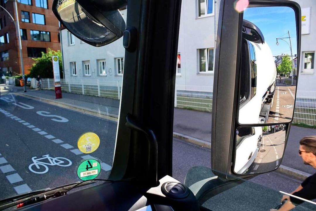 Die Seiten-Spiegel helfen den Lkw-Fahr... kompletten berblick geben sie nicht.  | Foto: Thomas Kunz