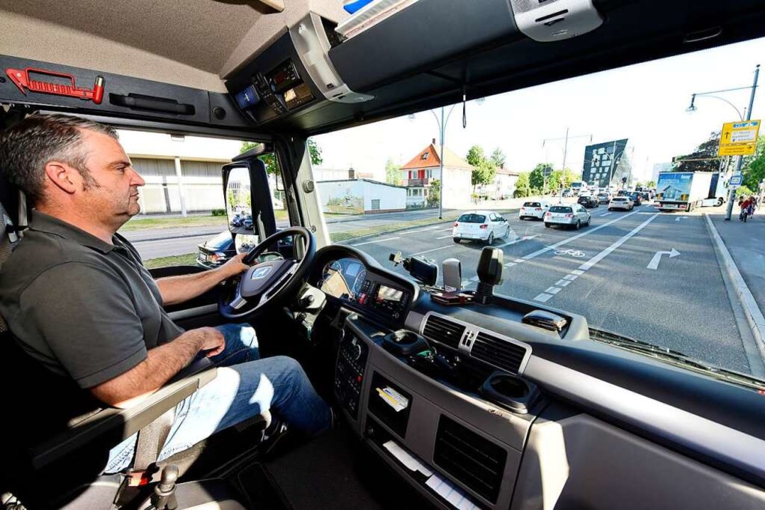Lkw-Fahrer Gerhard Rombach von der Fir...chrfen, um den berblick zu behalten.  | Foto: Thomas Kunz