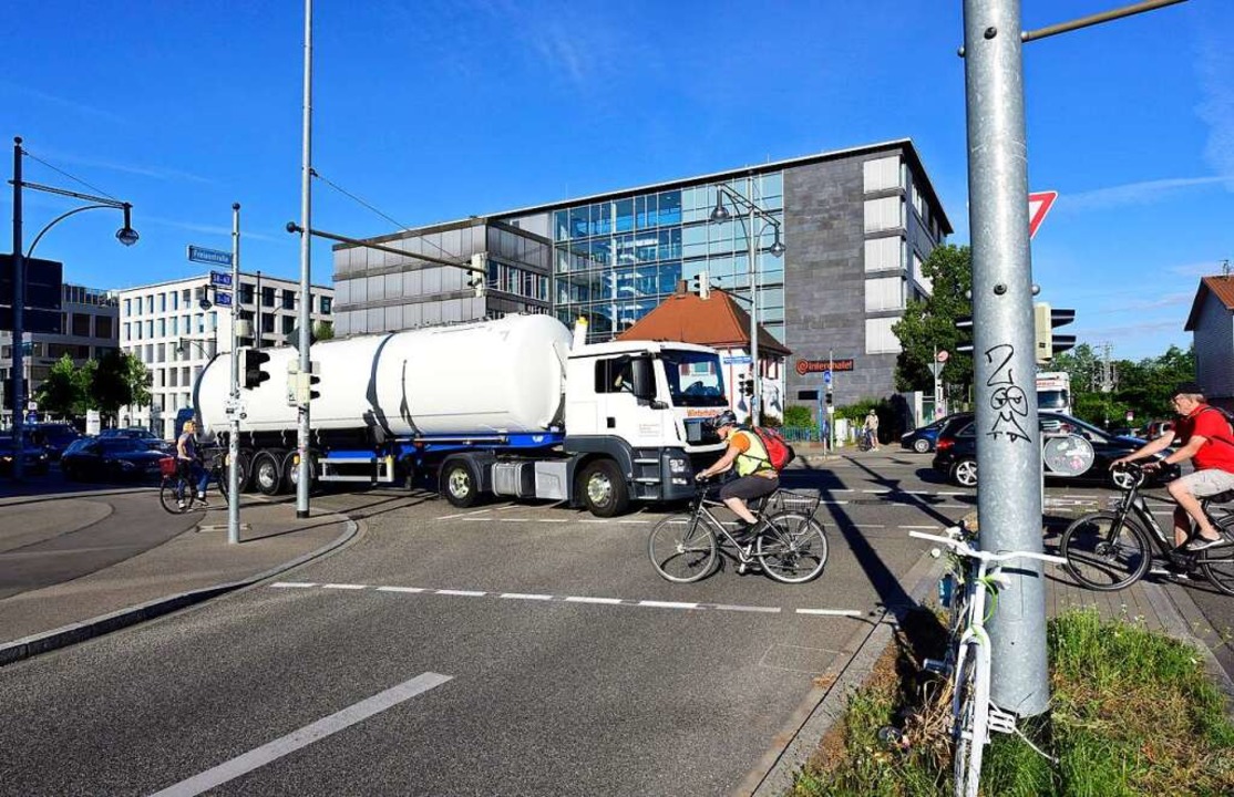 An der Auffahrt zur B31 drfen Radfahr... kommend die Ampelkreuzung berqueren.  | Foto: Thomas Kunz