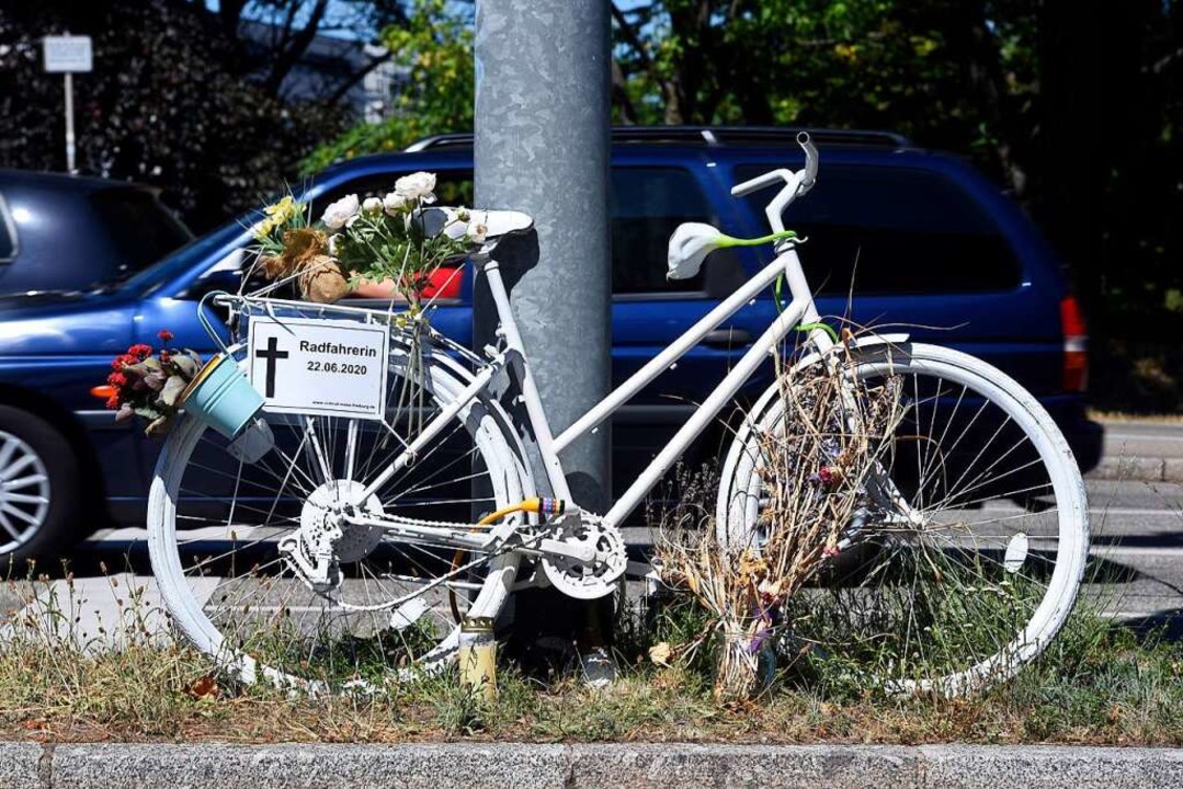 Ein Geisterrad erinnert an der B 31-Au...nem Lastwagen erfasst wurde und starb.  | Foto: Thomas Kunz