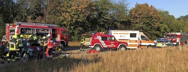 Auf der B378 ereignete sich am Mittwoch ein schwerer Unfall.  | Foto: Feuerwehr Neuenburg